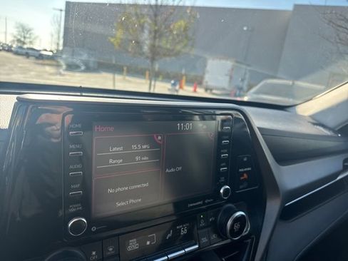 Used 2022 Toyota Highlander LE image 11