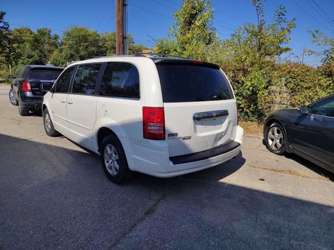 Used 2008 Chrysler Town & Country Touring image 4