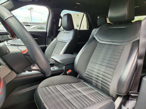 Used 2025 Ford Explorer ST-Line w/ ST-Line Street Pack AWD/4WD image 7