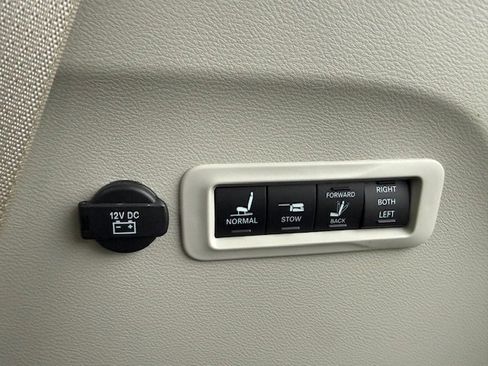 Used 2020 Chrysler Pacifica Limited w/ Tire & Wheel Group image 8