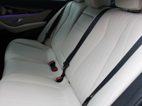Used 2018 Mercedes-Benz E 400 4MATIC Sedan image 13