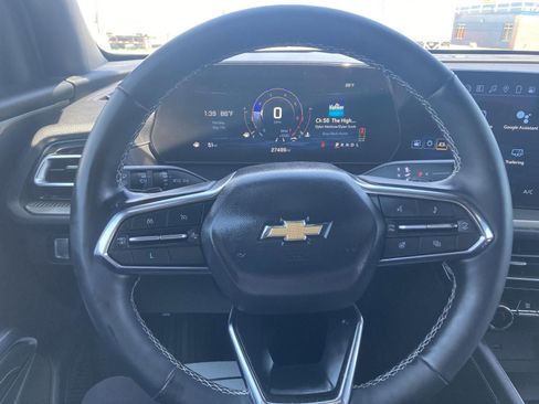 Used 2025 Chevrolet Traverse LT FWD image 11