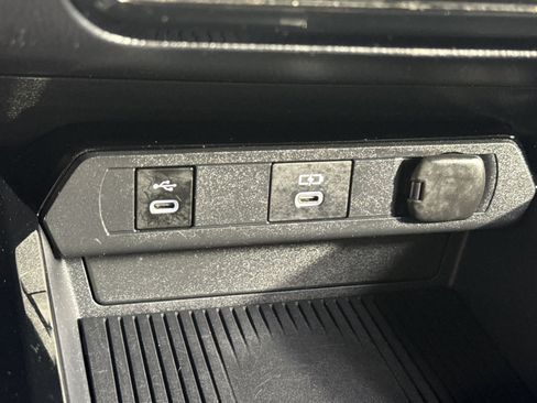 Used 2025 Toyota Prius LE AWD/4WD image 42