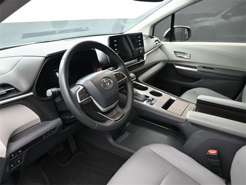 Used 2022 Toyota Sienna XLE image 18