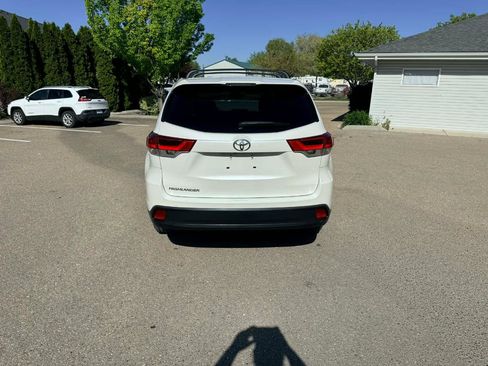 Used 2019 Toyota Highlander LE FWD image 4