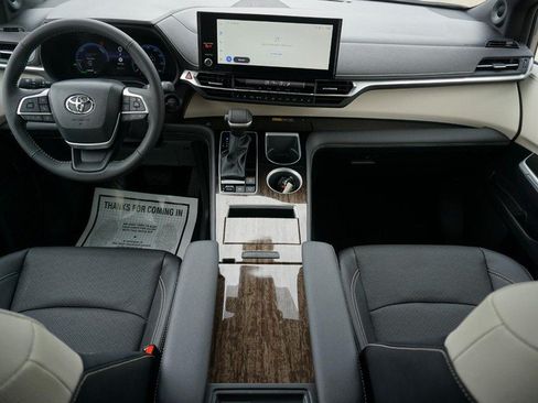 Used 2026 Toyota Sienna Limited FWD image 37