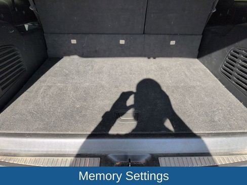 Used 2020 Chevrolet Suburban LT image 32