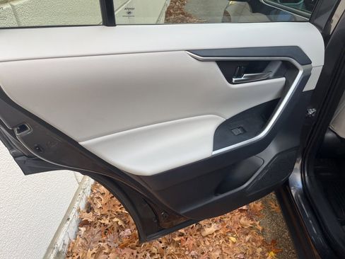 Used 2025 Toyota RAV4 XLE image 12