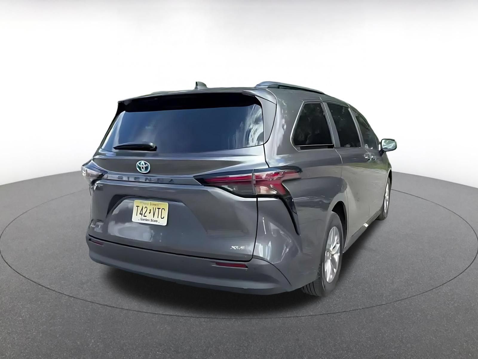 Used 2025 Toyota Sienna XLE FWD image 13