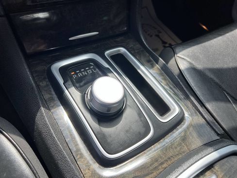 Used 2018 Chrysler 300 Limited image 32