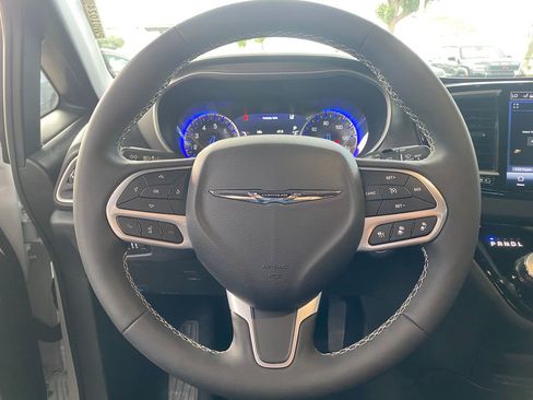 Used 2026 Chrysler Pacifica Select FWD image 32