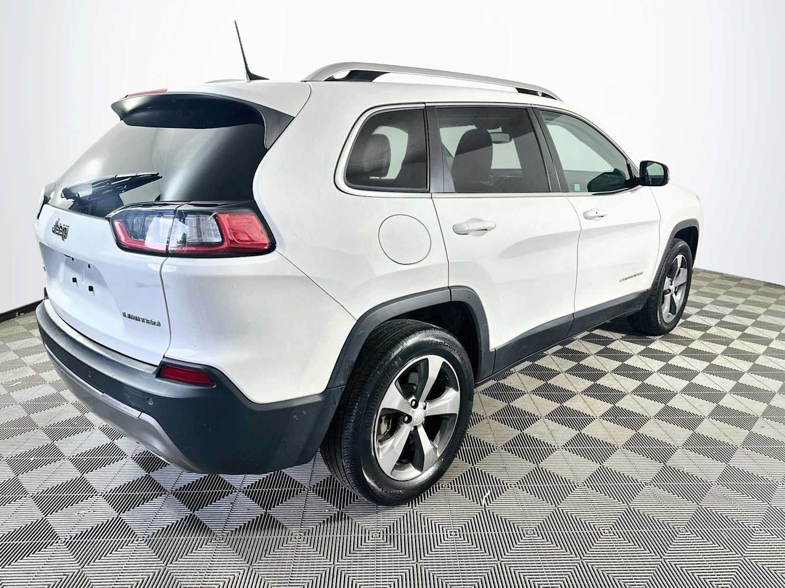 Used 2019 Jeep Cherokee Limited AWD/4WD image 4