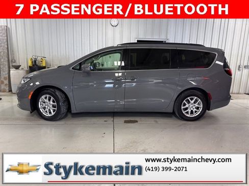 Used 2022 Chrysler Pacifica Touring-L image 2