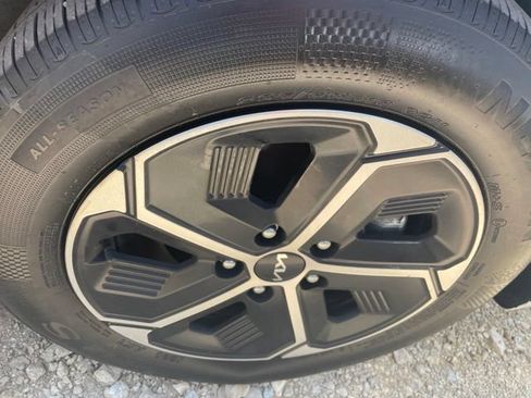 Used 2025 Kia Niro LX FWD image 18