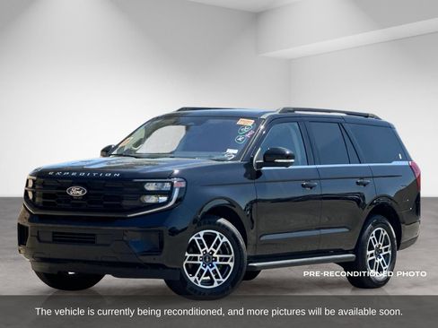 Used 2025 Ford Expedition Active RWD image 2