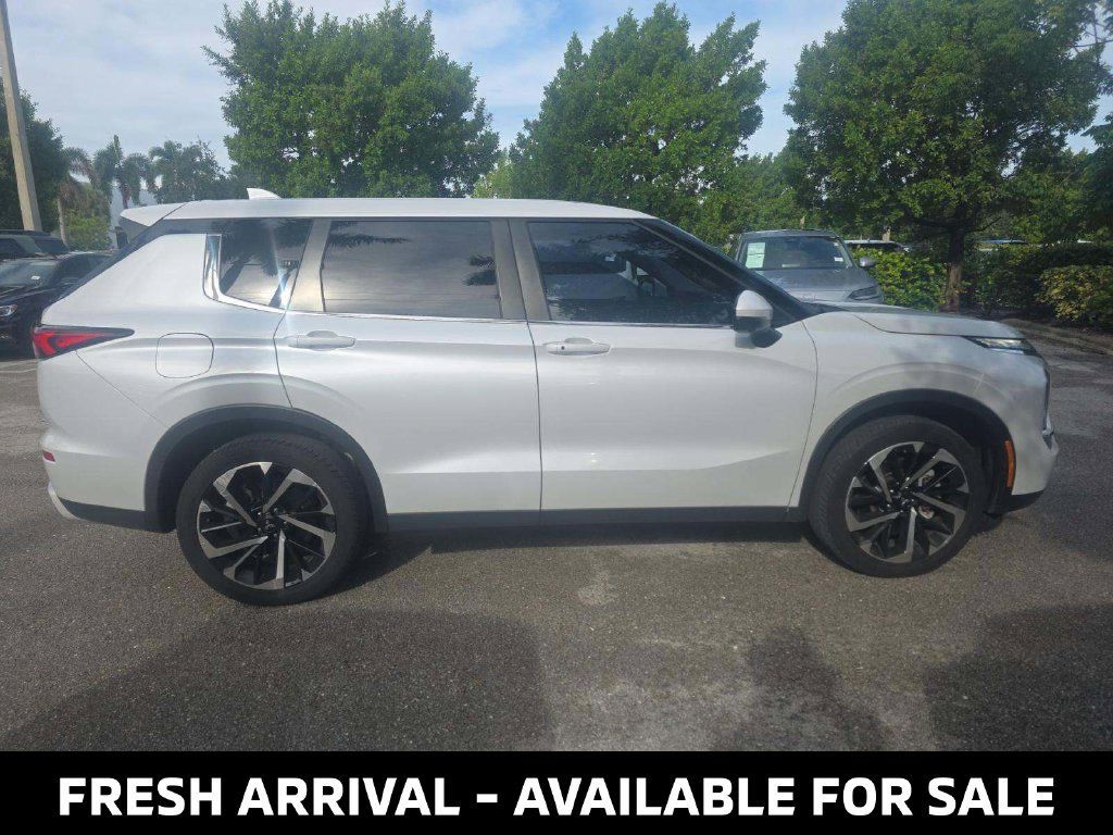 Used 2024 Mitsubishi Outlander SE FWD image 2