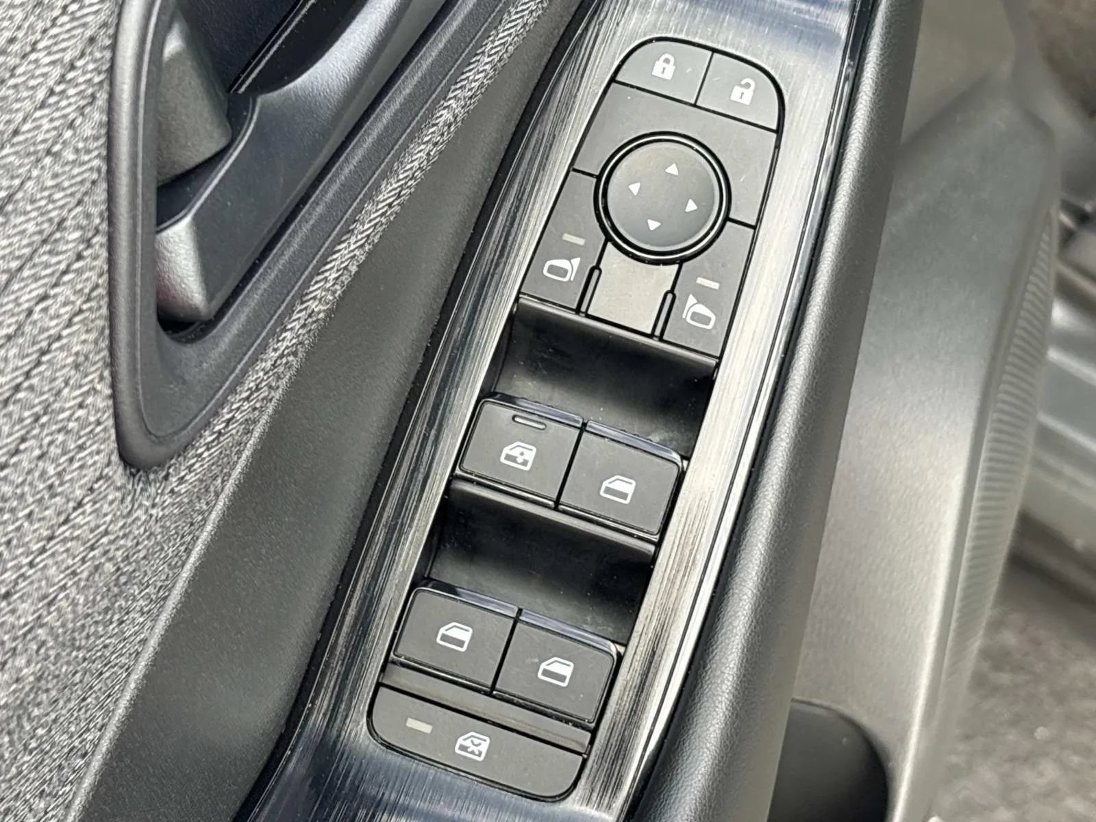 Used 2023 Nissan Rogue S FWD image 25