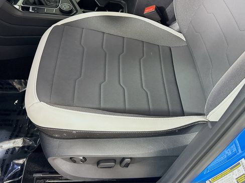 Used 2025 Volkswagen Taos SE w/ Panoramic Sunroof Package AWD/4WD image 12