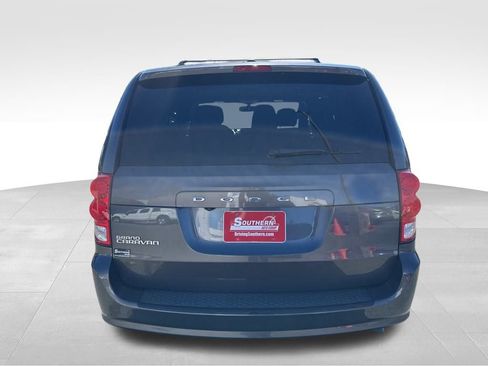 Used 2018 Dodge Grand Caravan SE image 4