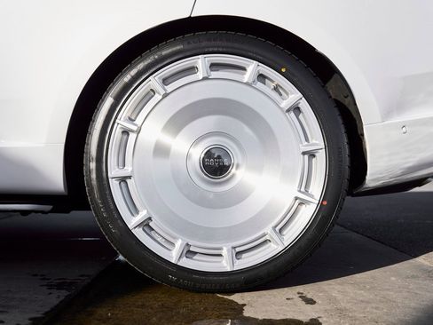 Used 2025 Land Rover Range Rover SE image 17