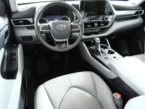 Used 2023 Toyota Highlander XLE AWD/4WD image 4
