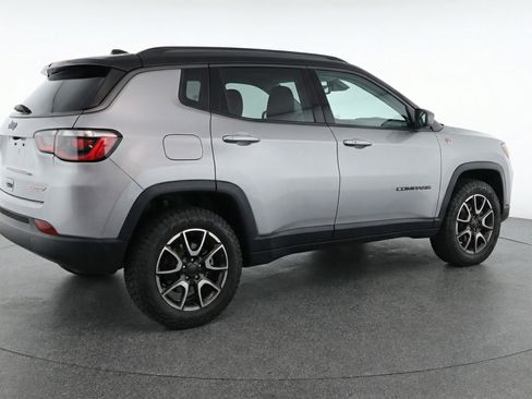 Used 2025 Jeep Compass Trailhawk w/ Trailer Tow Group AWD/4WD image 9