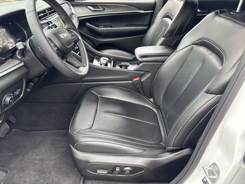 Used 2025 Jeep Grand Cherokee L Limited w/ Black Appearance Package image 19