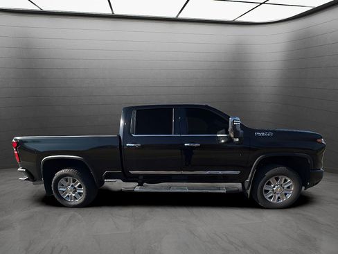 Used 2025 Chevrolet Silverado 2500 High Country w/ High Country Premium Package AWD/4WD image 2