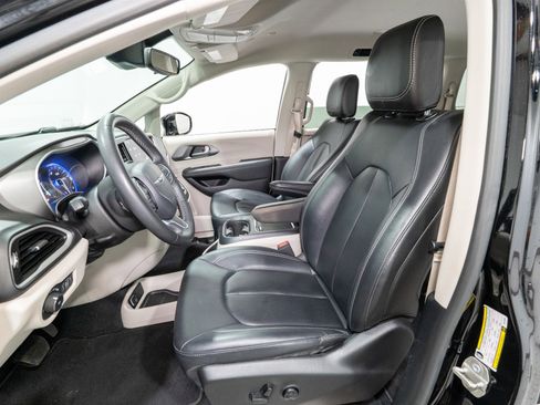 Used 2024 Chrysler Pacifica Touring-L image 16