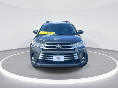 Used 2018 Toyota Highlander Plus AWD/4WD image 2