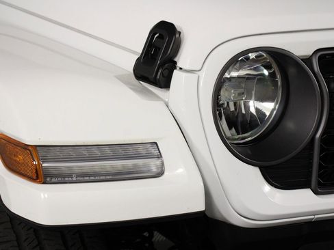 Used 2024 Jeep Wrangler Unlimited image 25