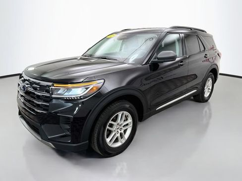 Used 2025 Ford Explorer Active AWD/4WD image 3