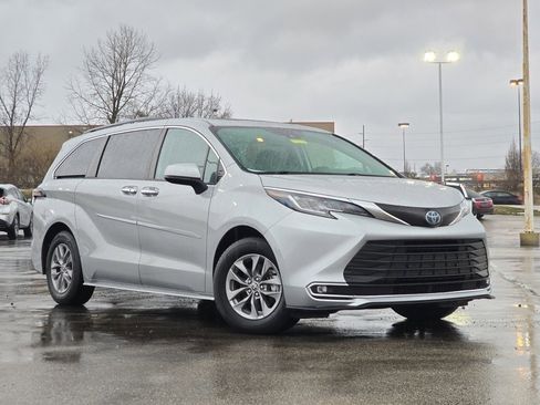 Used 2022 Toyota Sienna XLE image 2