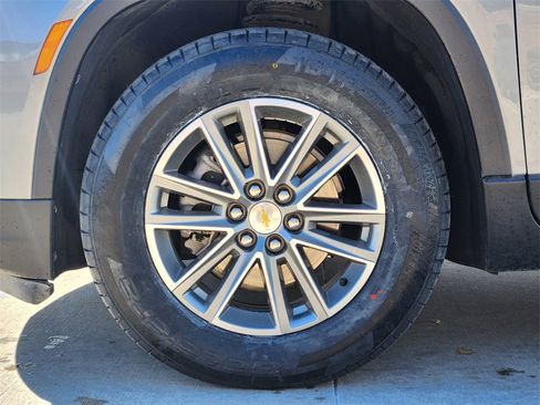 Used 2023 Chevrolet Traverse LT image 11