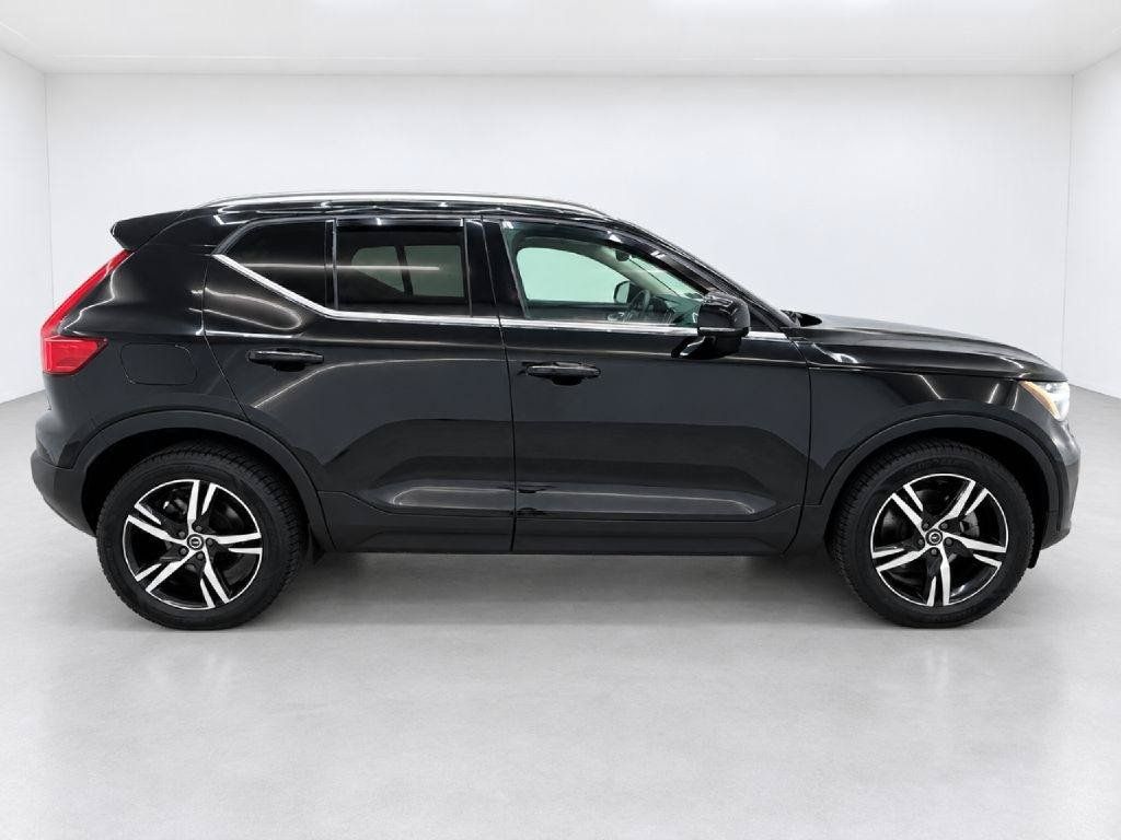 Used 2023 Volvo XC40 B5 Plus AWD/4WD image 2