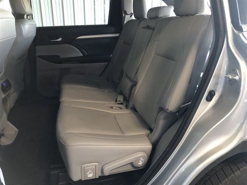 Used 2018 Toyota Highlander XLE image 18