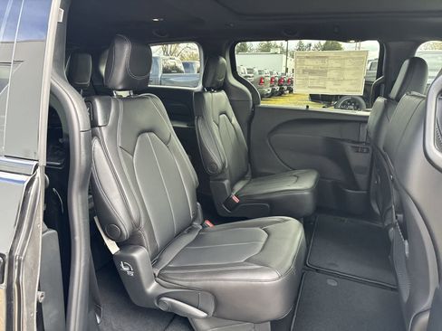 New 2026 Chrysler Pacifica Select image 6