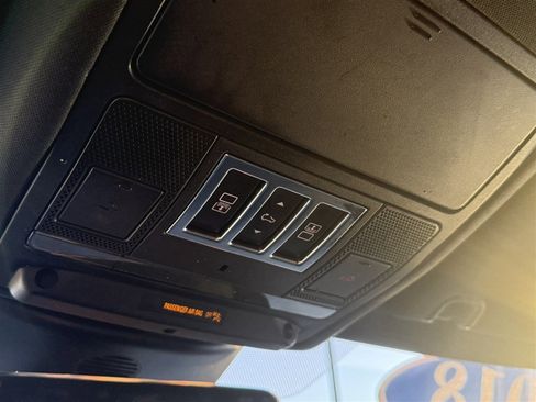 Used 2018 Land Rover Discovery HSE image 50