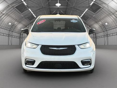 Used 2025 Chrysler Pacifica Select FWD image 8