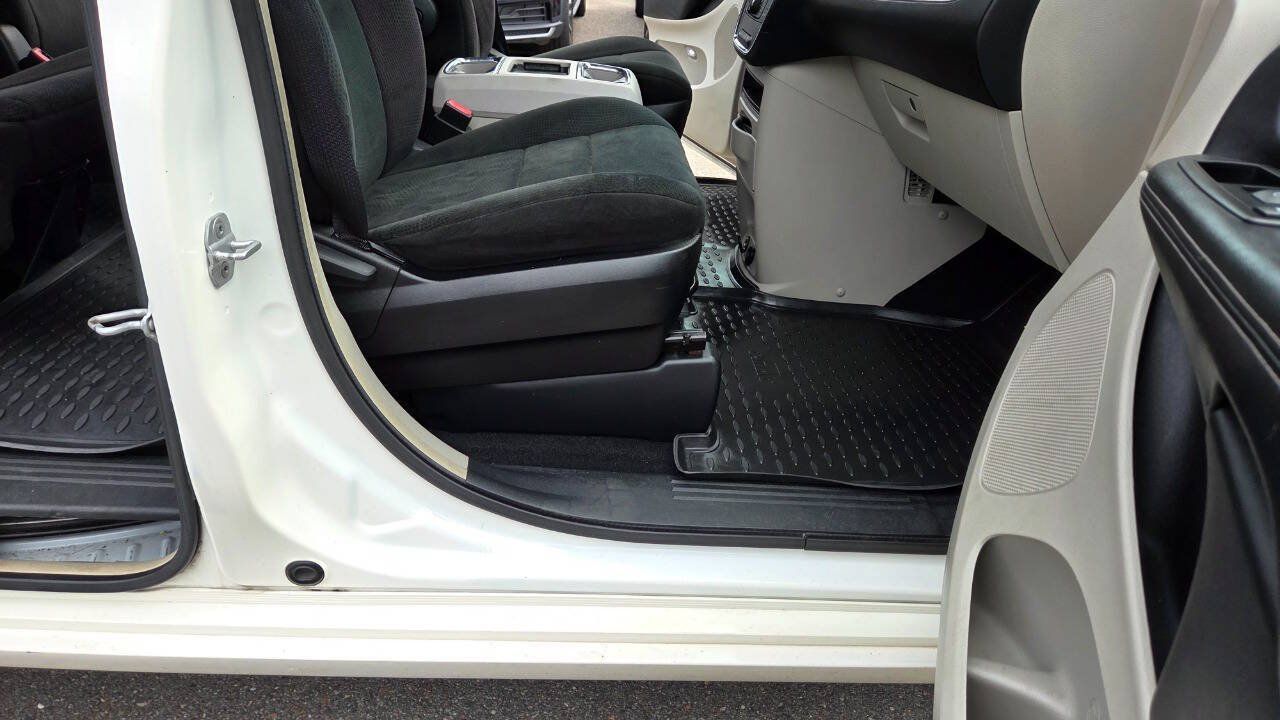 Used 2011 Chrysler Town & Country Touring FWD image 51