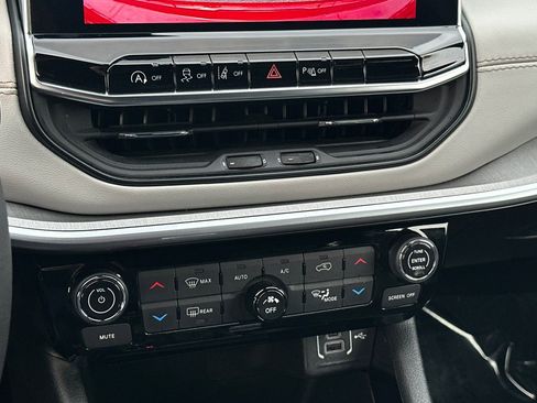 Used 2025 Jeep Compass Limited image 18