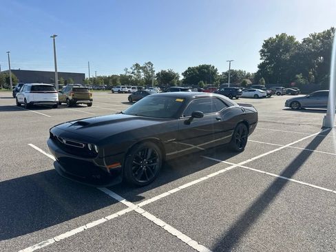 Used 2022 Dodge Challenger R/T w/ Performance Handling Group RWD image 14