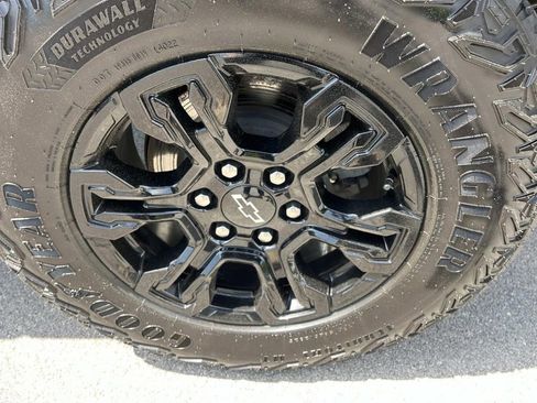 Used 2023 Chevrolet Silverado 1500 ZR2 w/ Technology Package AWD/4WD image 11
