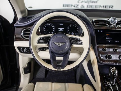 Used 2021 Bentley Bentayga image 25