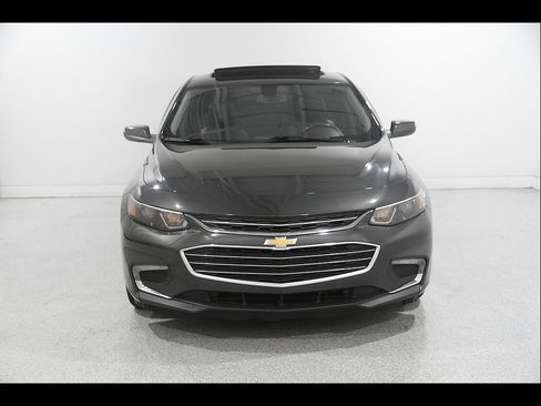 Used 2018 Chevrolet Malibu LT w/ Leather Package FWD image 2