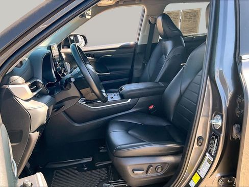 Used 2022 Toyota Highlander XLE FWD image 7