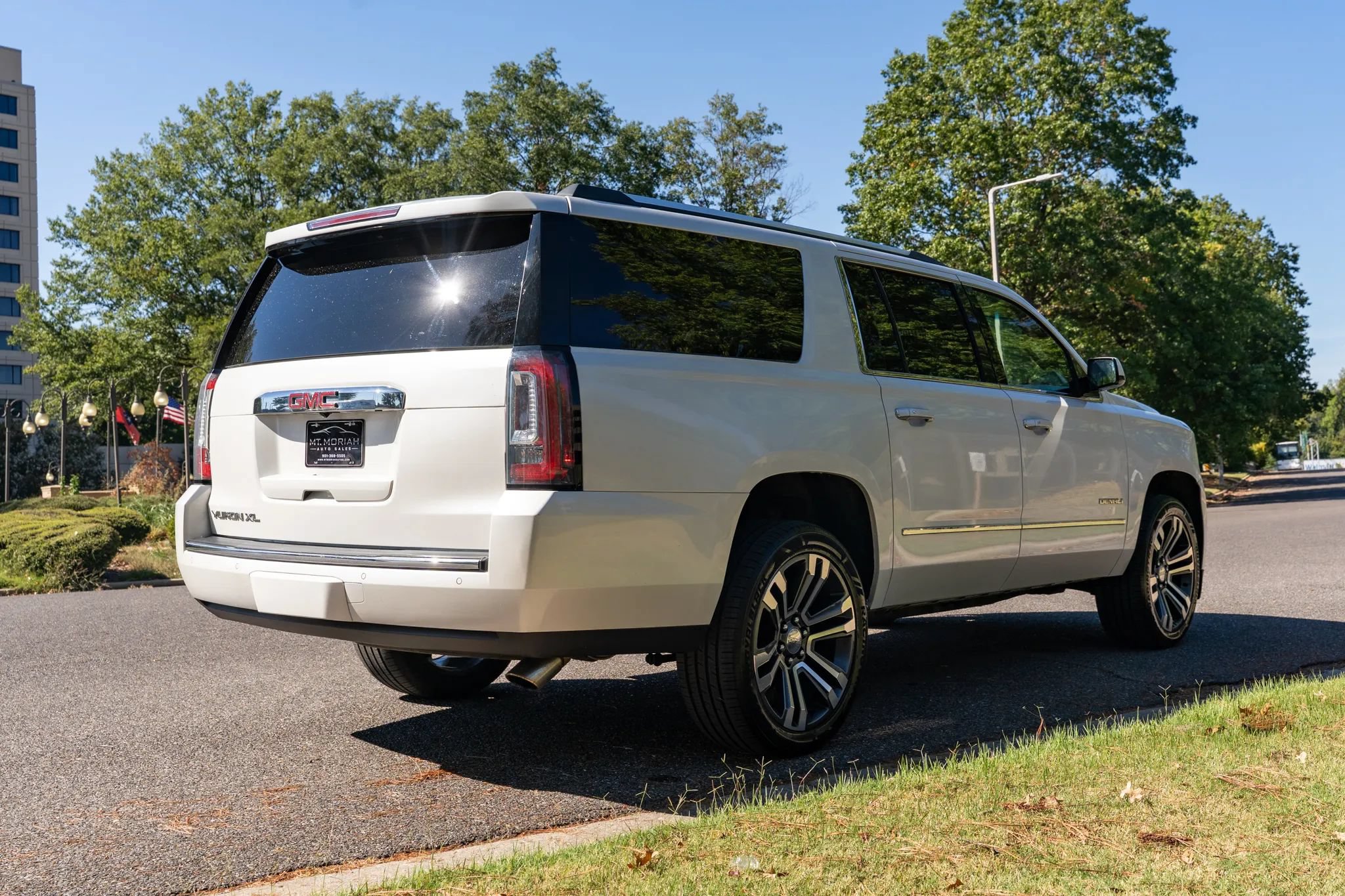 Used 2018 GMC Yukon XL Denali w/ Denali Ultimate Package AWD/4WD image 5
