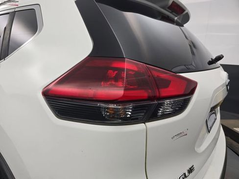 Used 2019 Nissan Rogue SV image 18