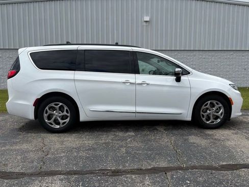 Used 2023 Chrysler Pacifica Limited FWD image 21