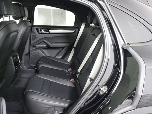 Certified 2023 Porsche Cayenne Platinum Edition AWD/4WD image 33
